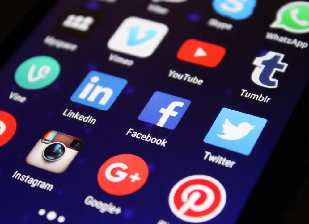 التسويق عبر تطبيقات التواصل الاجتماعي